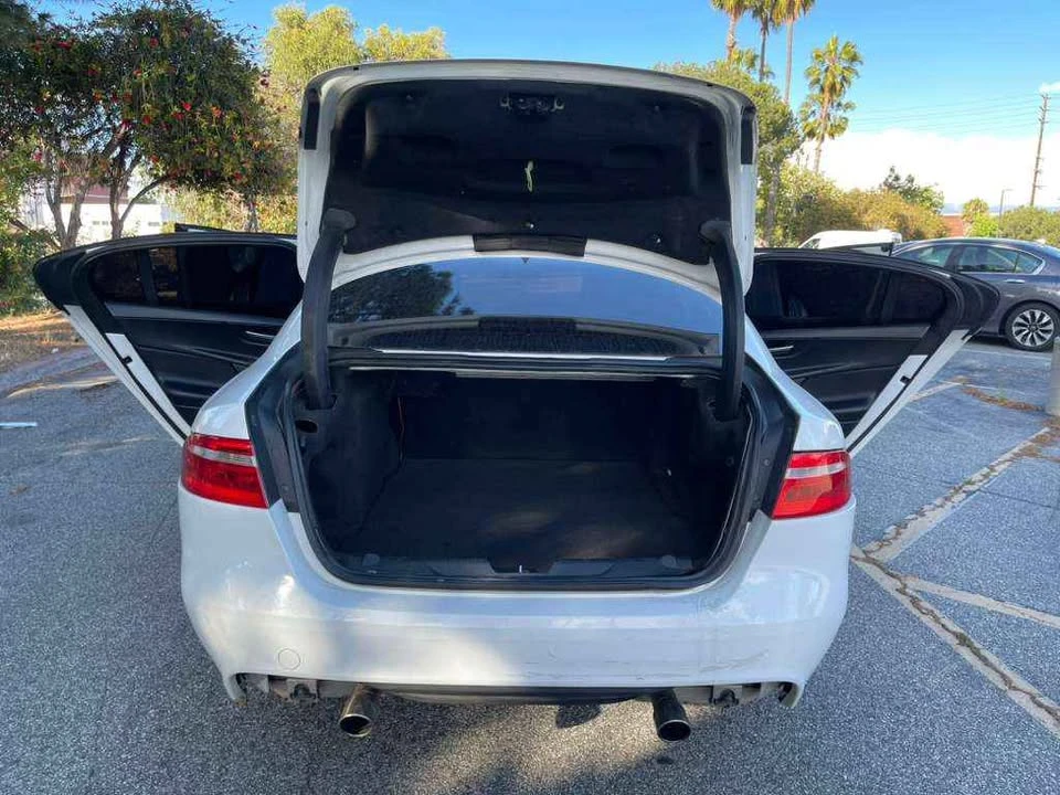 2019 Jaguar XE - Image 18 of 20