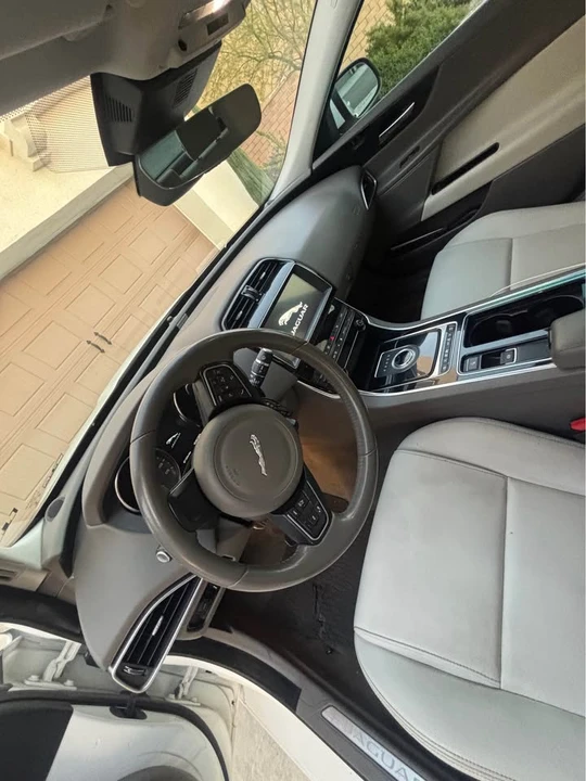 2019 Jaguar XE - Image 7 of 12