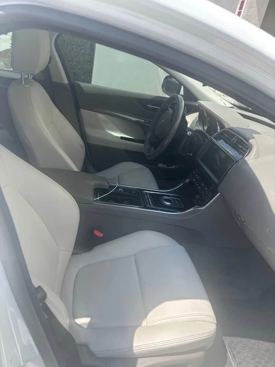 2019 Jaguar XE - Image 12 of 12