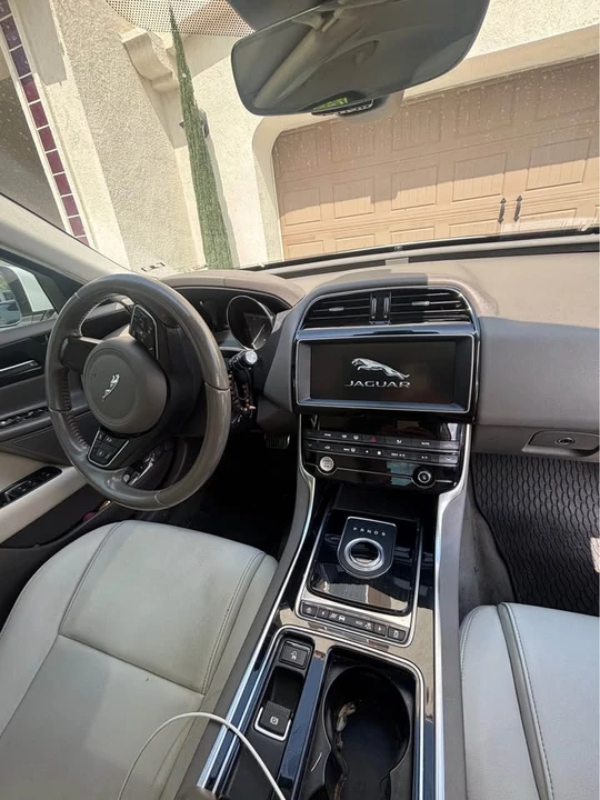 2019 Jaguar XE - Image 10 of 12