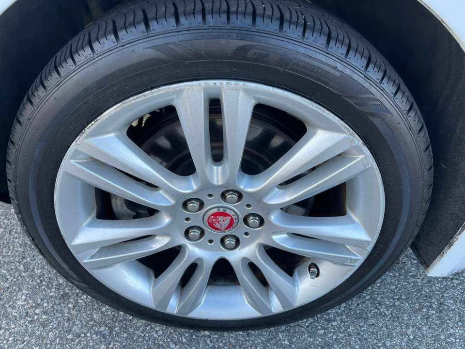 2019 Jaguar XE - Image 17 of 20