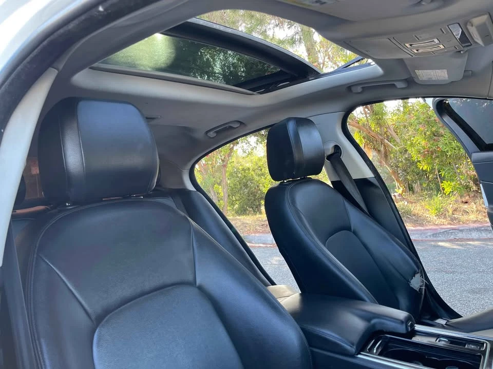 2019 Jaguar XE - Image 11 of 20