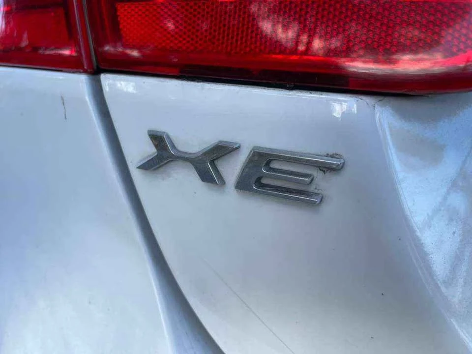 2019 Jaguar XE - Image 14 of 17