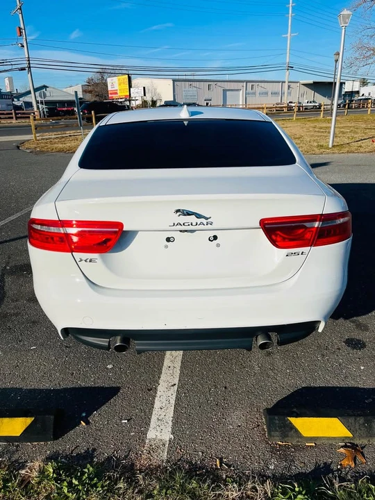 2019 Jaguar XE - Image 4 of 20