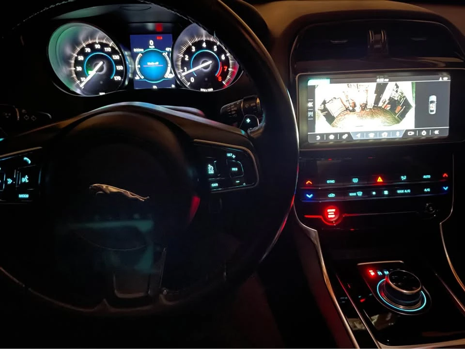 2019 Jaguar XE - Image 9 of 20