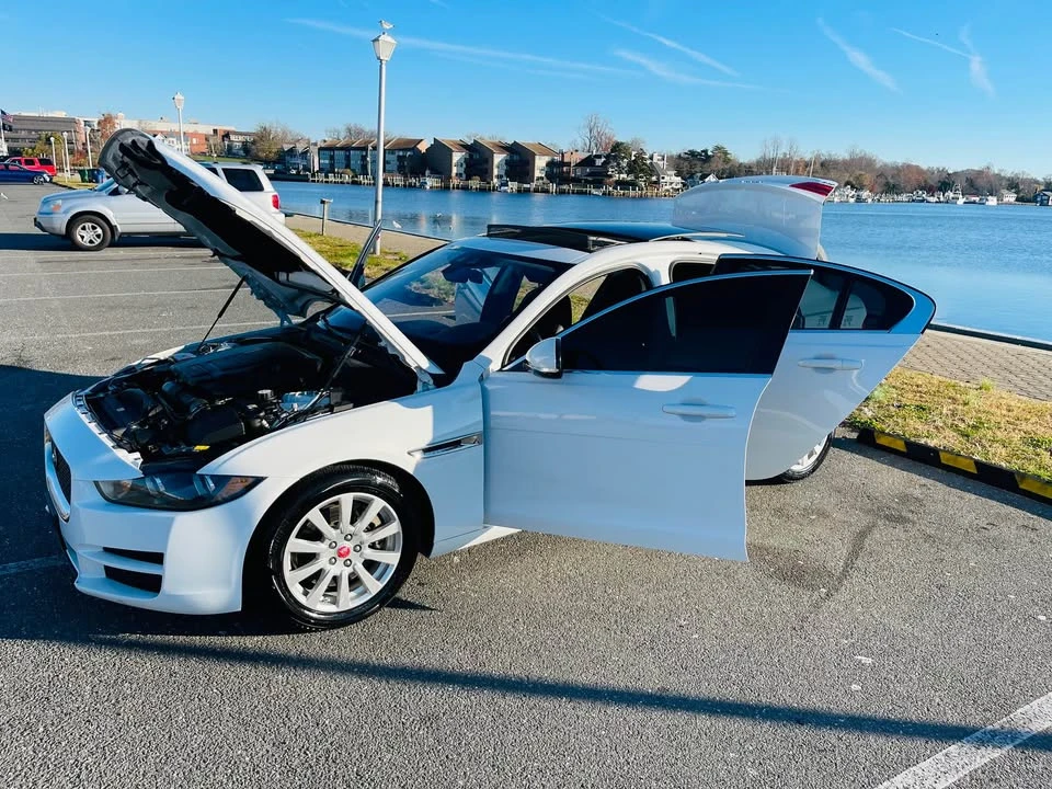 2019 Jaguar XE - Image 7 of 20