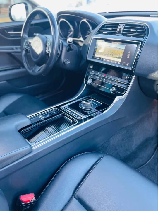 2019 Jaguar XE - Image 15 of 20
