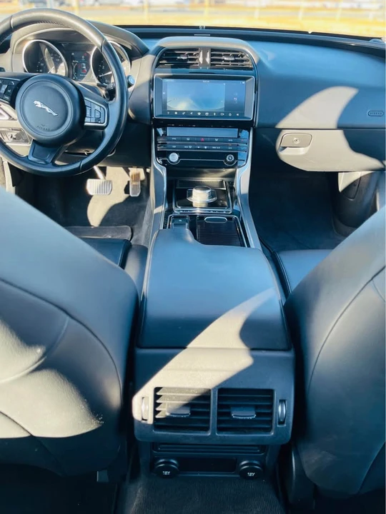 2019 Jaguar XE - Image 17 of 20