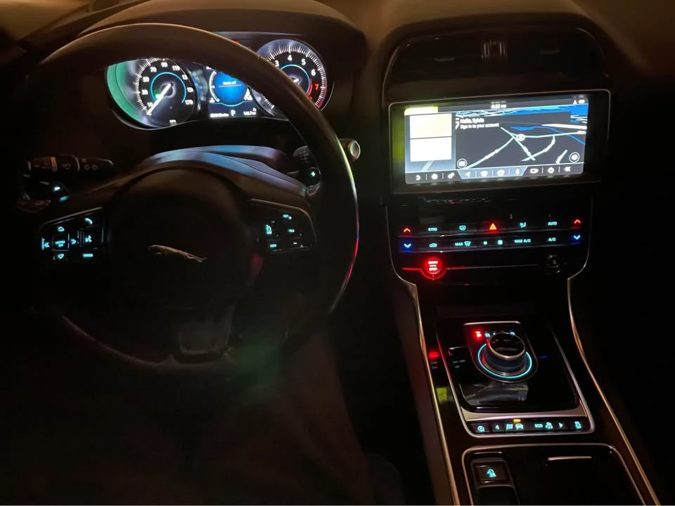 2019 Jaguar XE - Image 11 of 20