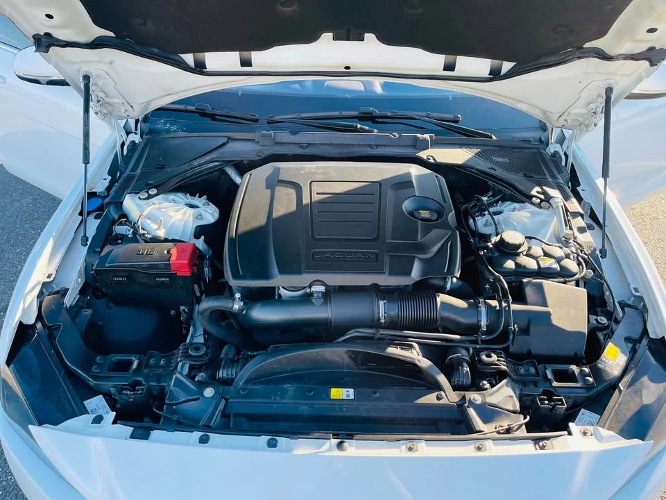 2019 Jaguar XE - Image 8 of 20