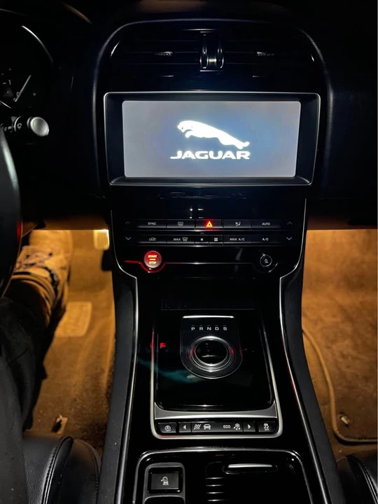 2019 Jaguar XE - Image 10 of 20
