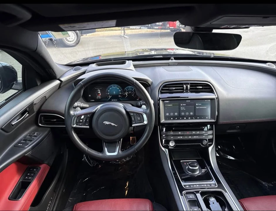 2019 Jaguar XE - Image 4 of 7