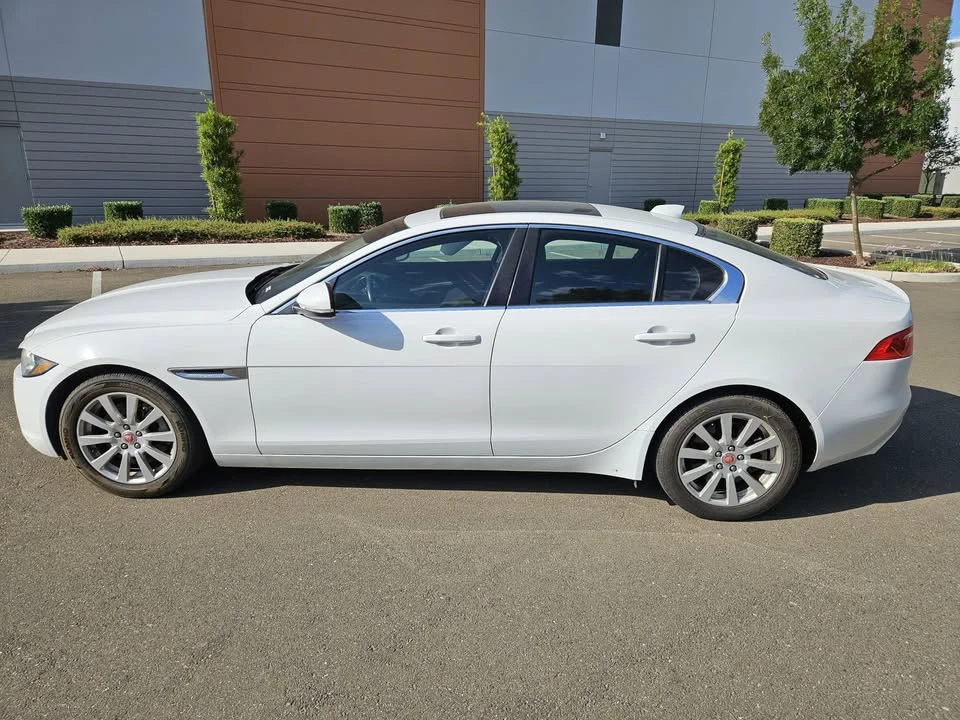 2019 Jaguar XE - Image 4 of 18