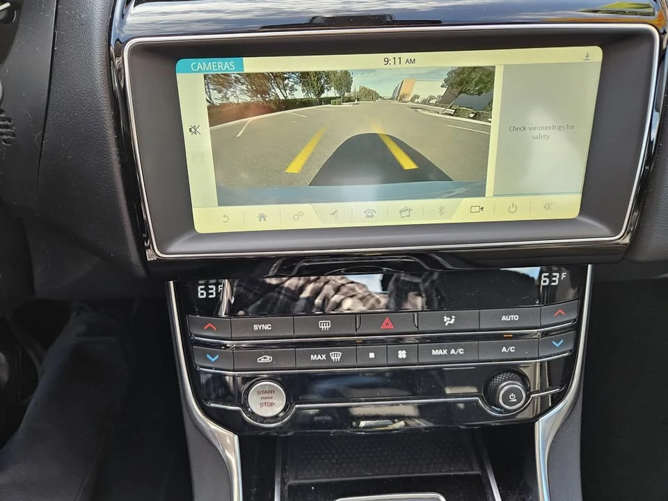 2019 Jaguar XE - Image 17 of 18