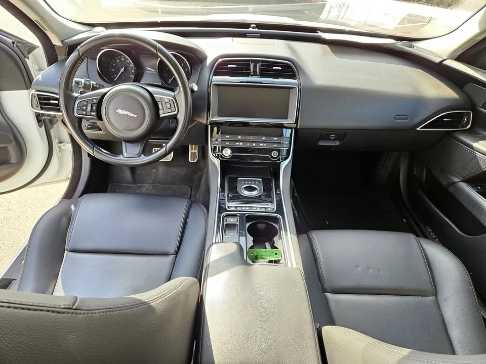 2019 Jaguar XE - Image 15 of 18