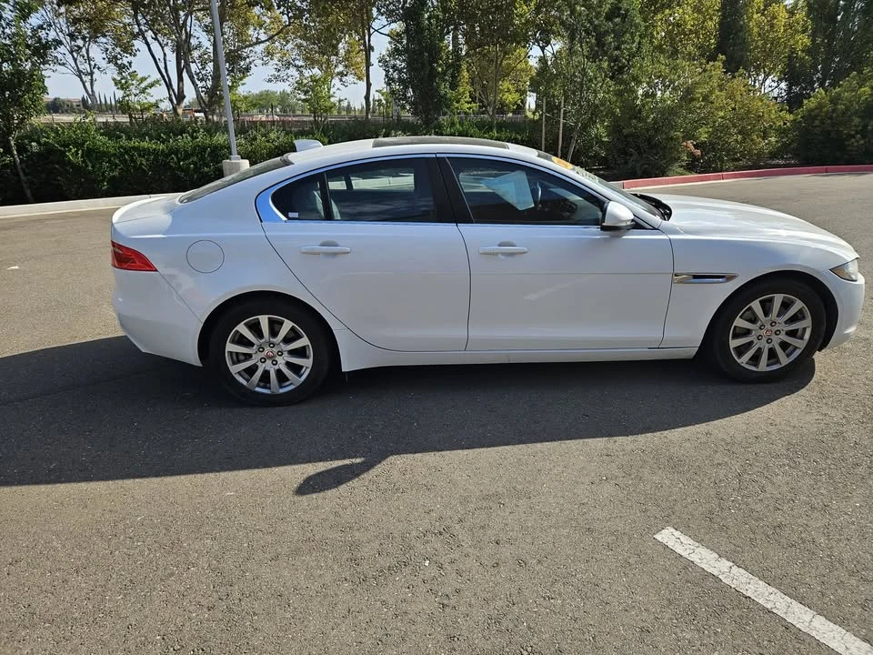 2019 Jaguar XE - Image 5 of 18