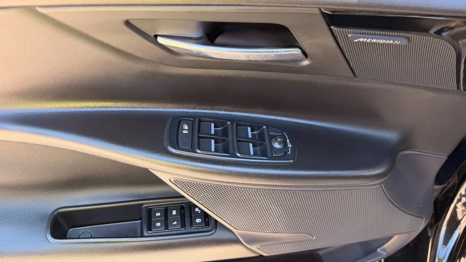 2019 Jaguar XE - Image 17 of 20