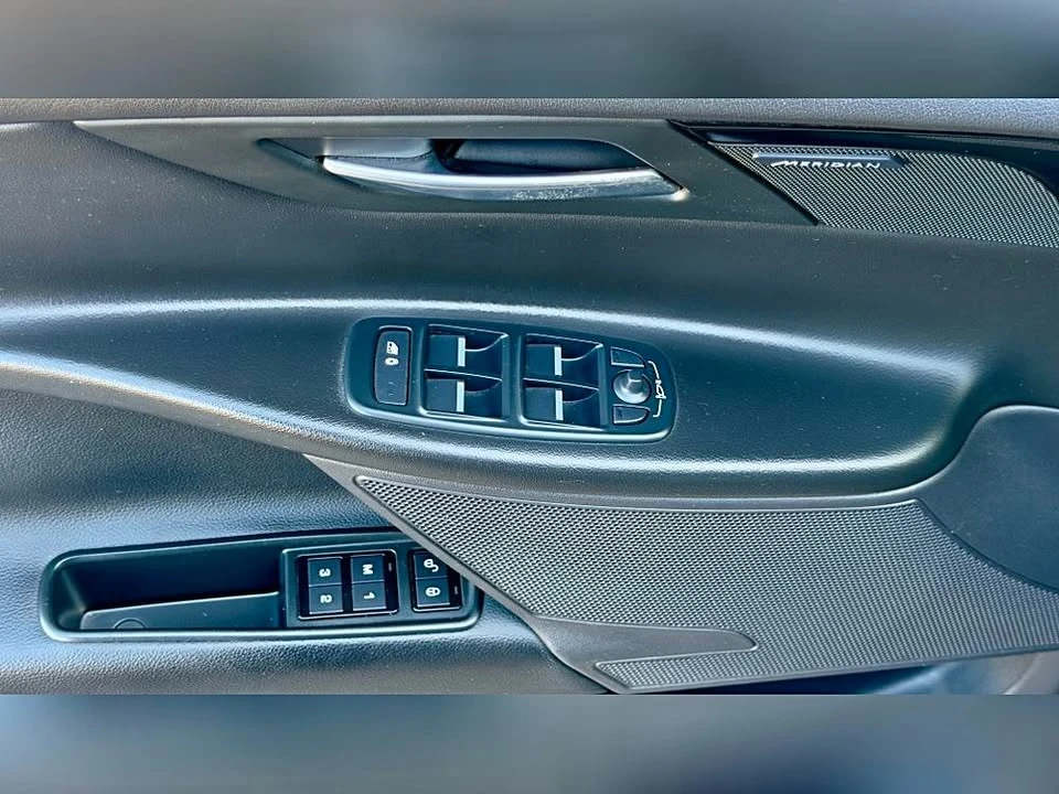 2019 Jaguar XE - Image 17 of 20