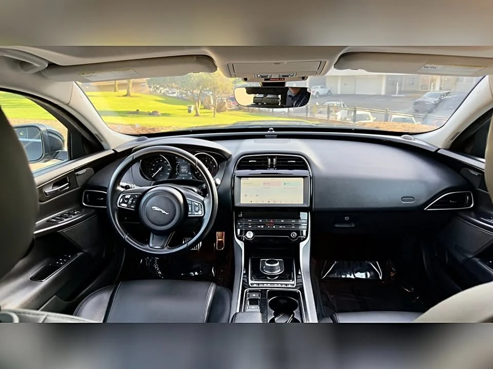 2019 Jaguar XE - Image 18 of 20