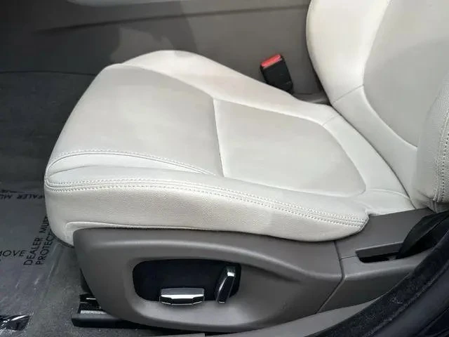 2019 Jaguar XE - Image 14 of 20