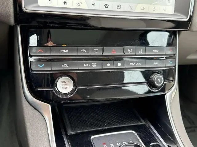 2019 Jaguar XE - Image 17 of 20
