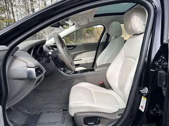 2019 Jaguar XE - Image 13 of 20
