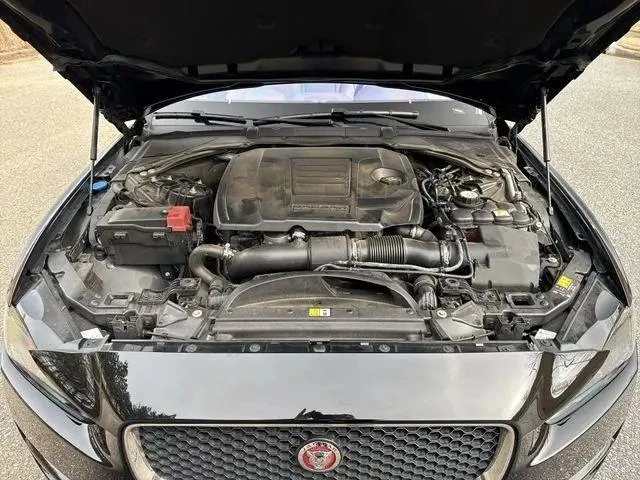 2019 Jaguar XE - Image 18 of 20