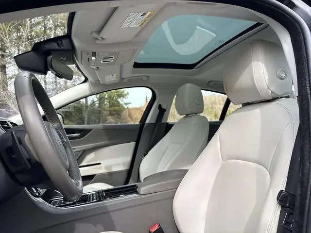 2019 Jaguar XE - Image 16 of 20