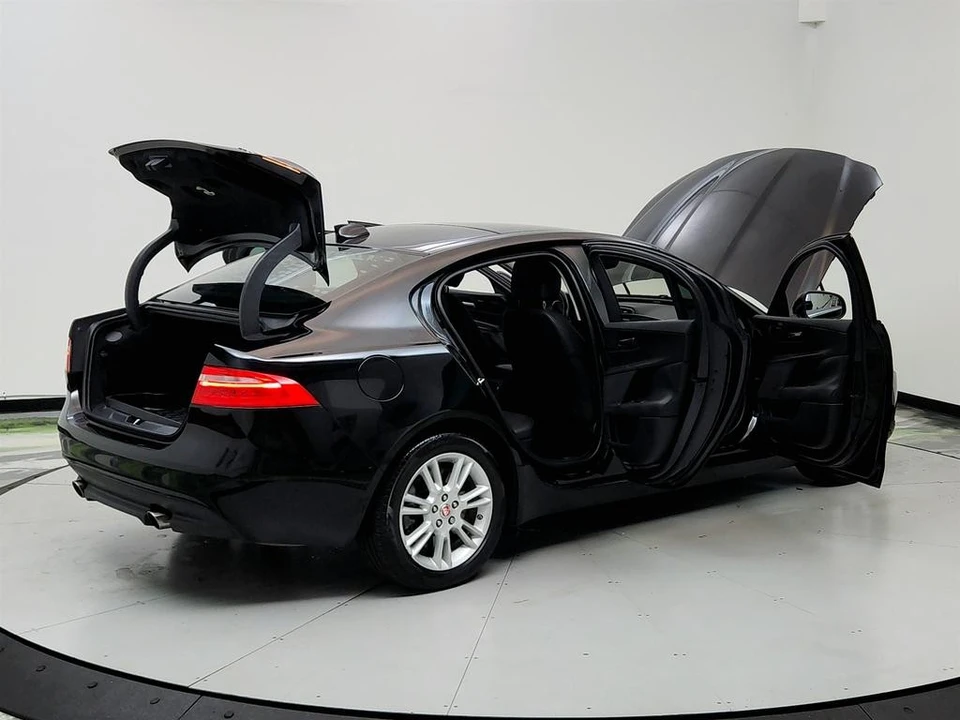 2019 Jaguar XE - Image 10 of 12