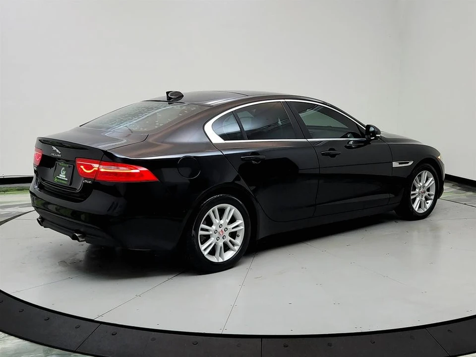 2019 Jaguar XE - Image 5 of 12