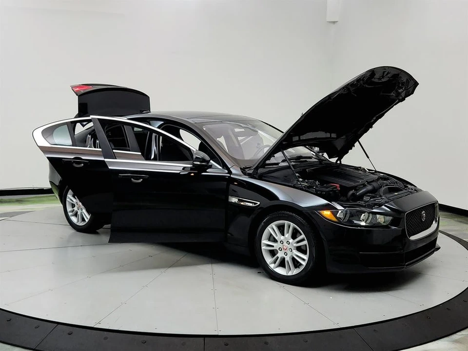 2019 Jaguar XE - Image 9 of 12