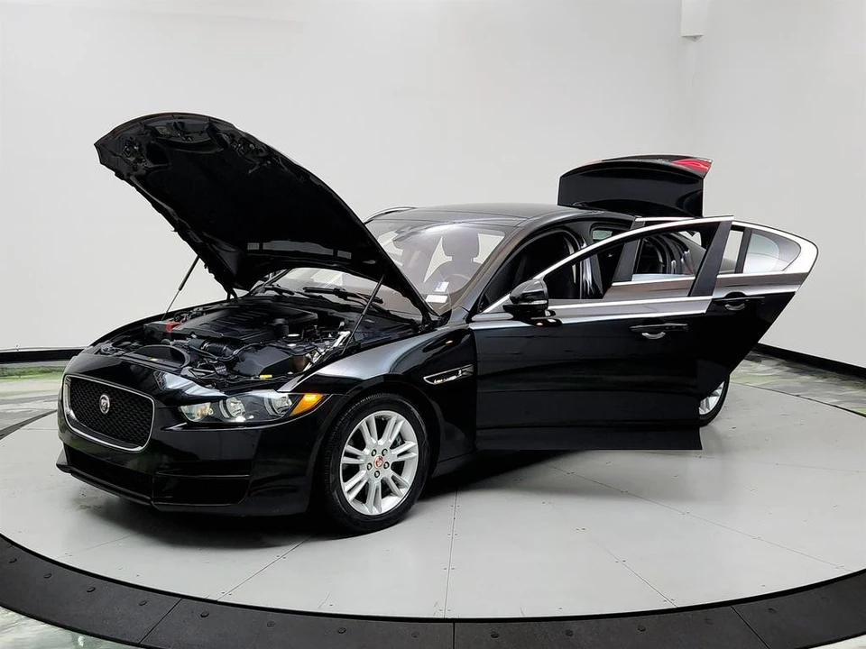 2019 Jaguar XE - Image 8 of 12