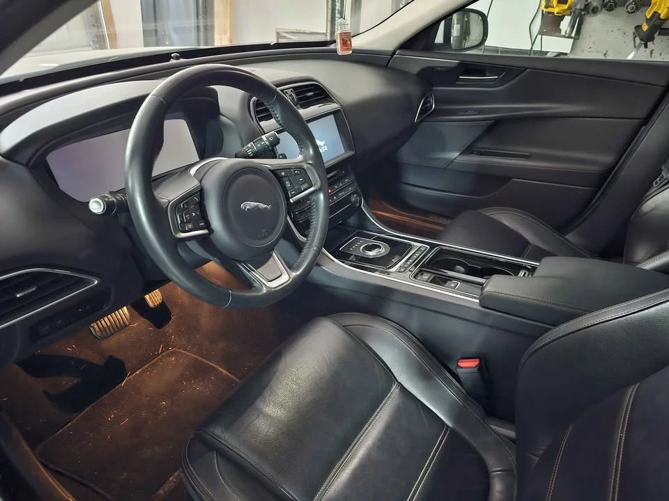 2019 Jaguar XE - Image 4 of 5