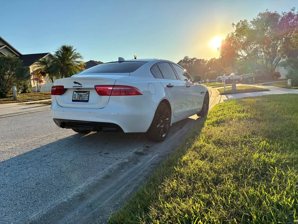 2019 Jaguar XE - Image 4 of 9