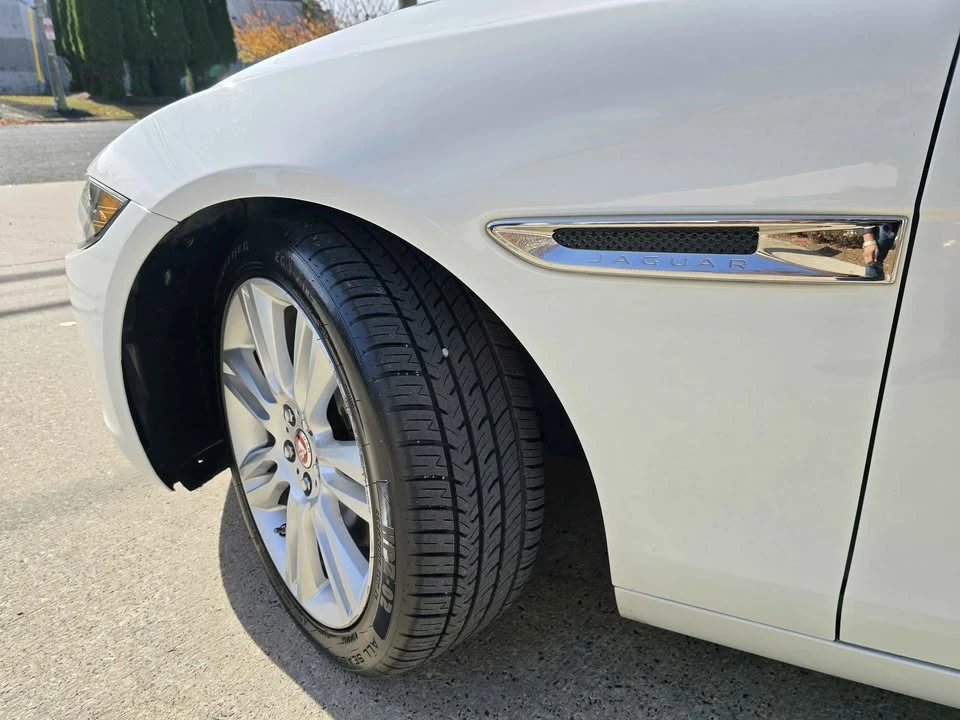 2019 Jaguar XE - Image 9 of 20