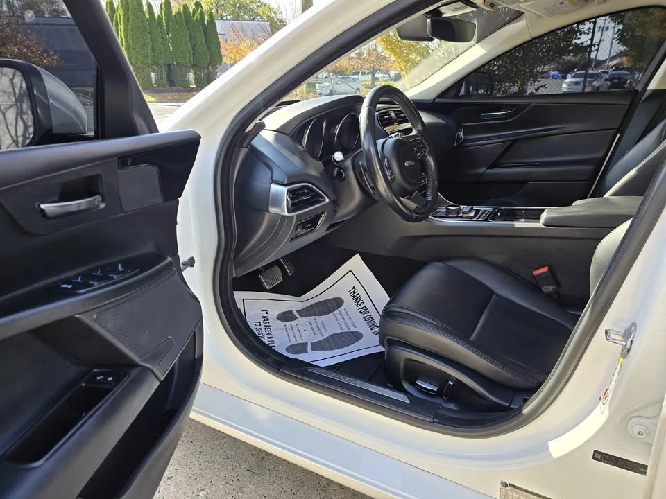 2019 Jaguar XE - Image 12 of 20