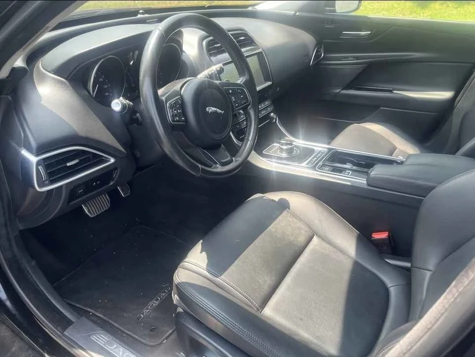 2019 Jaguar XE - Image 9 of 9