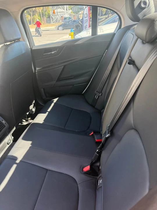 2019 Jaguar XE - Image 7 of 9