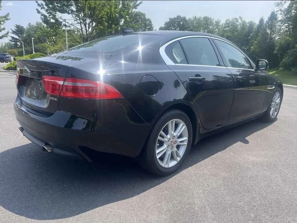 2019 Jaguar XE - Image 4 of 9