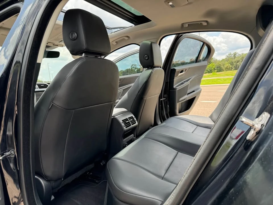 2019 Jaguar XE - Image 7 of 10