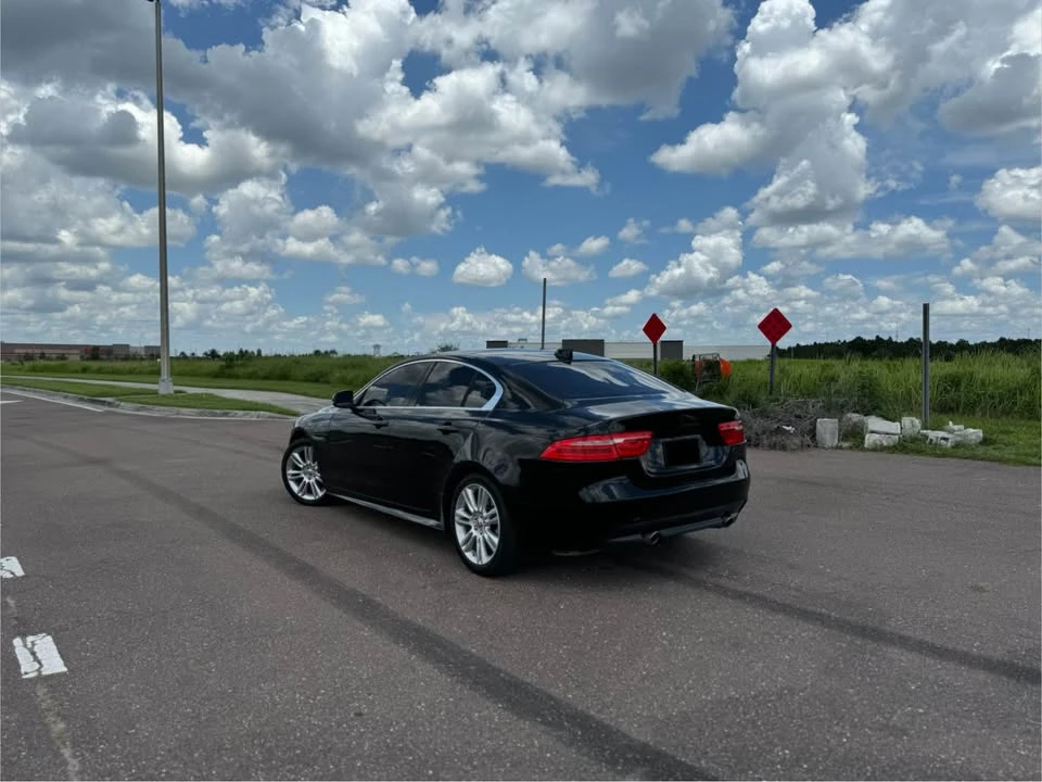 2019 Jaguar XE - Image 9 of 10