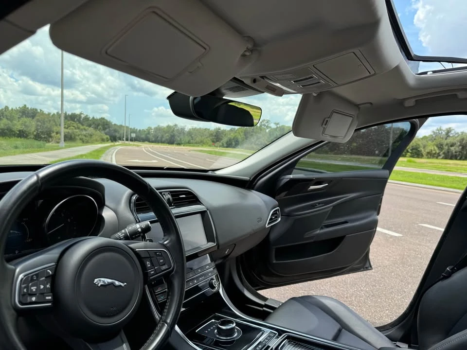 2019 Jaguar XE - Image 4 of 10