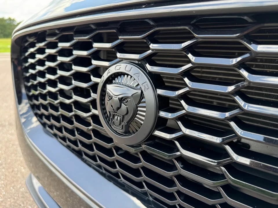 2019 Jaguar XE - Image 5 of 10