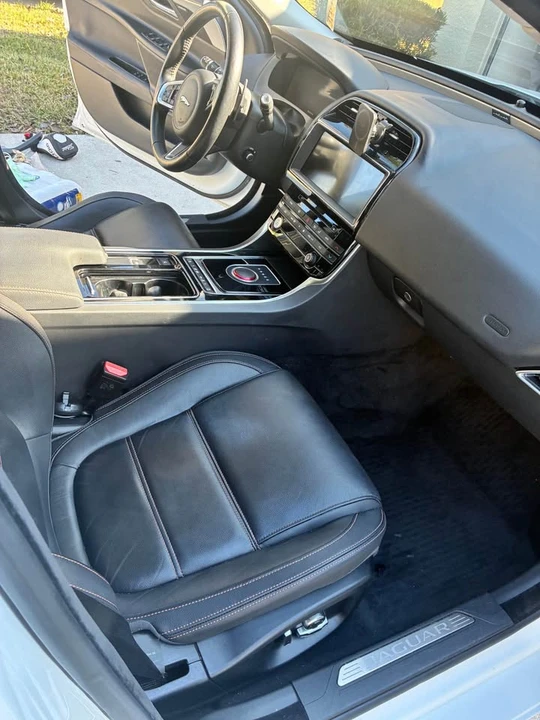 2019 Jaguar XE - Image 9 of 9
