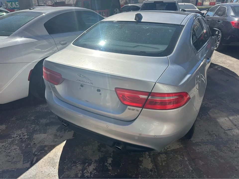 2019 Jaguar XE - Image 6 of 11