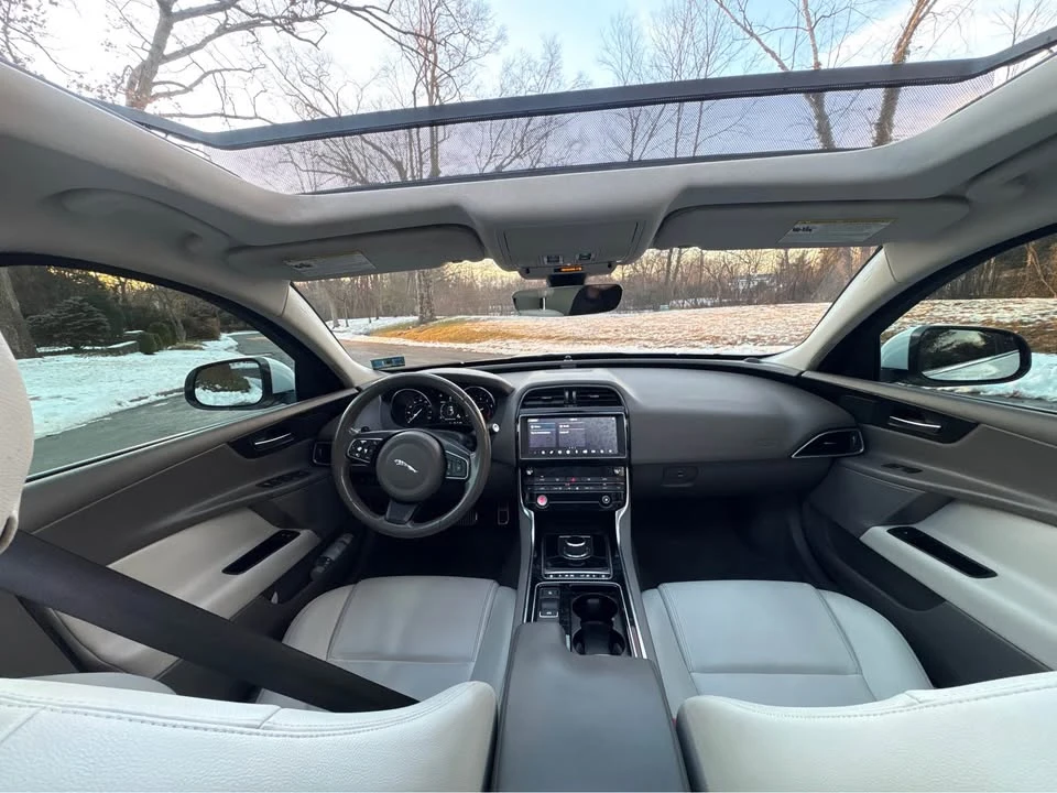 2019 Jaguar XE - Image 5 of 8