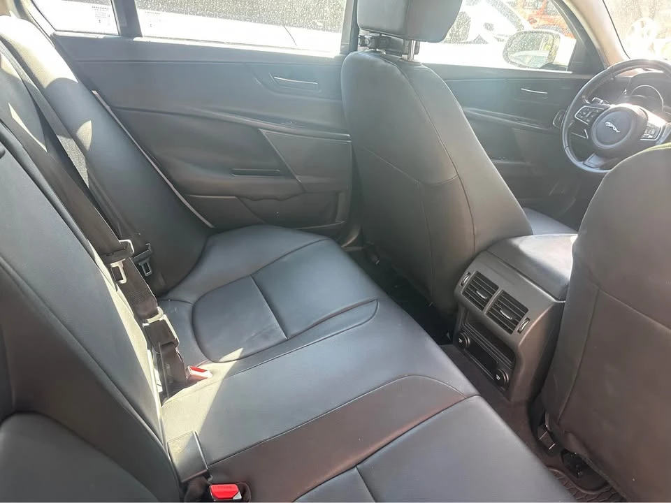 2019 Jaguar XE - Image 10 of 11