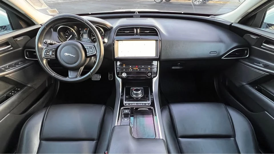2019 Jaguar XE - Image 9 of 20