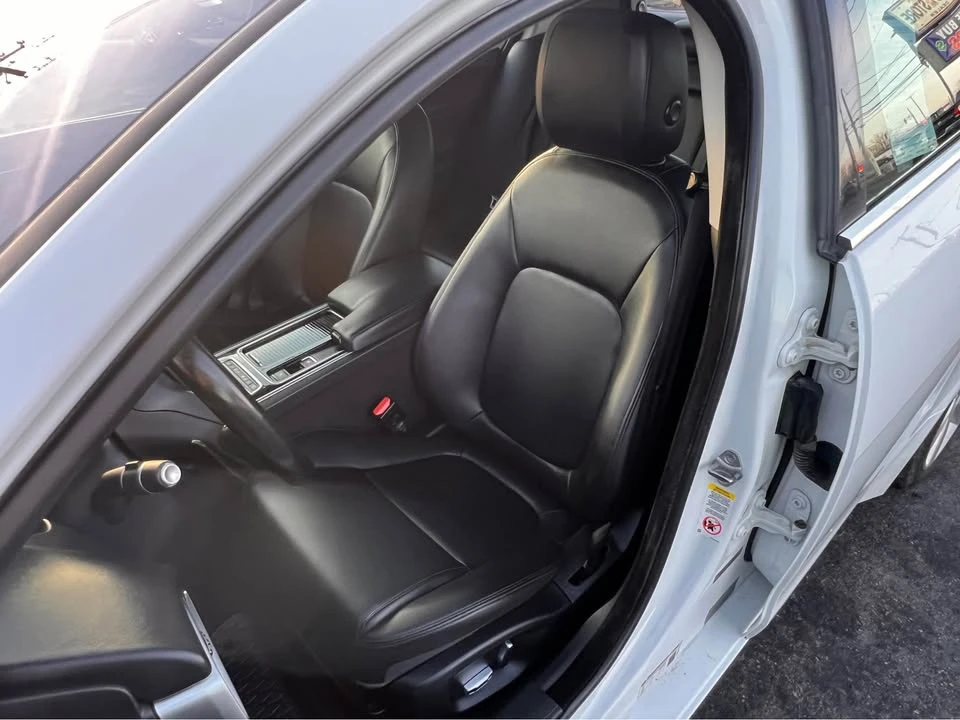 2019 Jaguar XE - Image 8 of 20