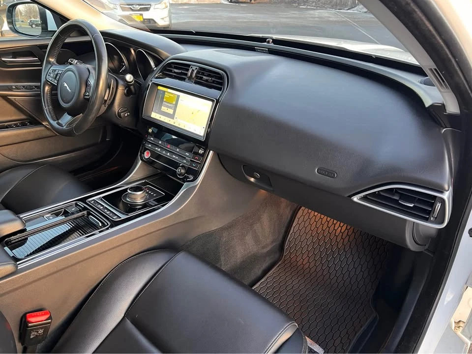 2019 Jaguar XE - Image 16 of 20